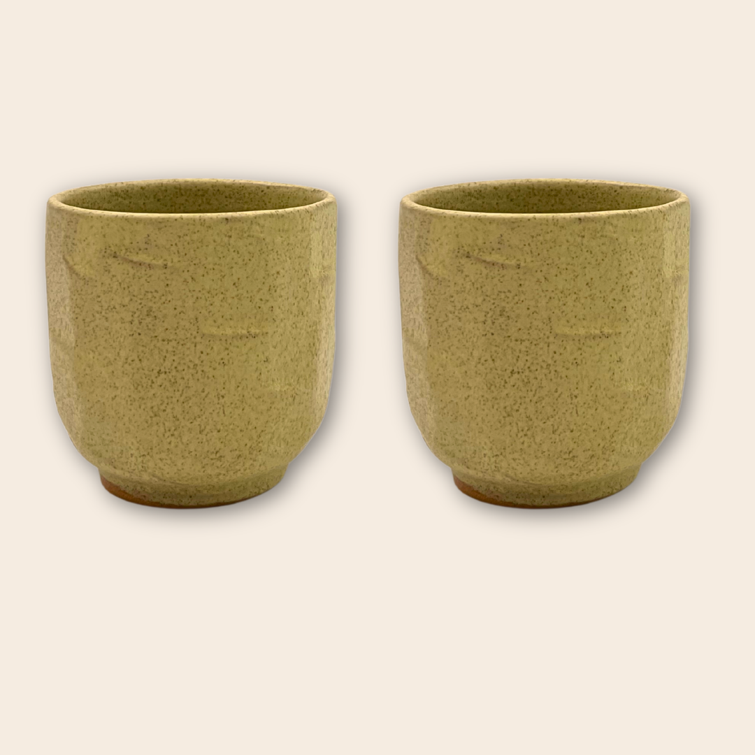 Gavekurv med Søde Sager og Håndlavede Krus