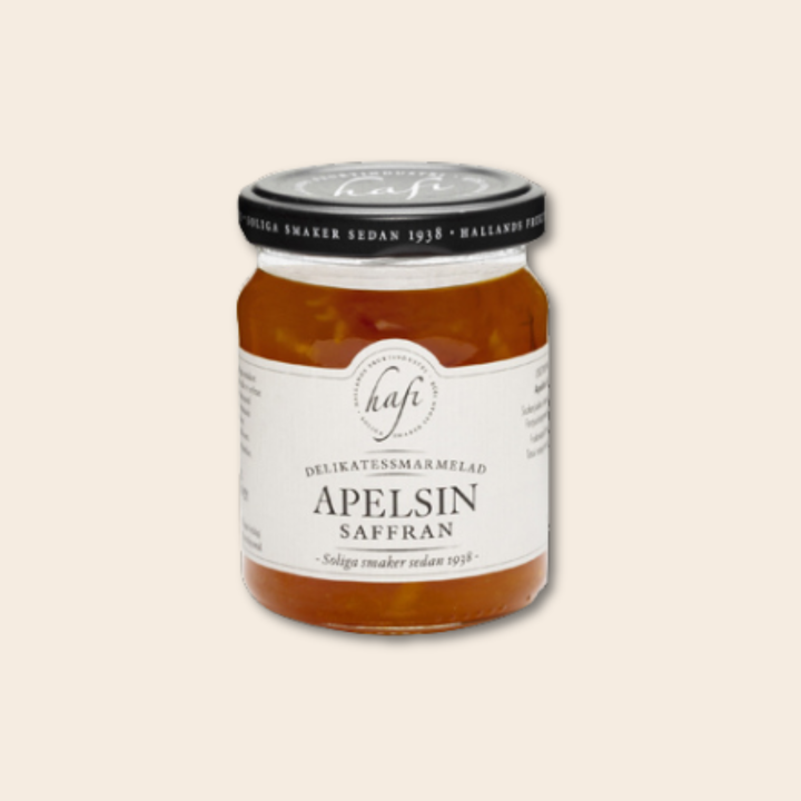 Gavekurv med gløgg, vin, kiks og søde sager