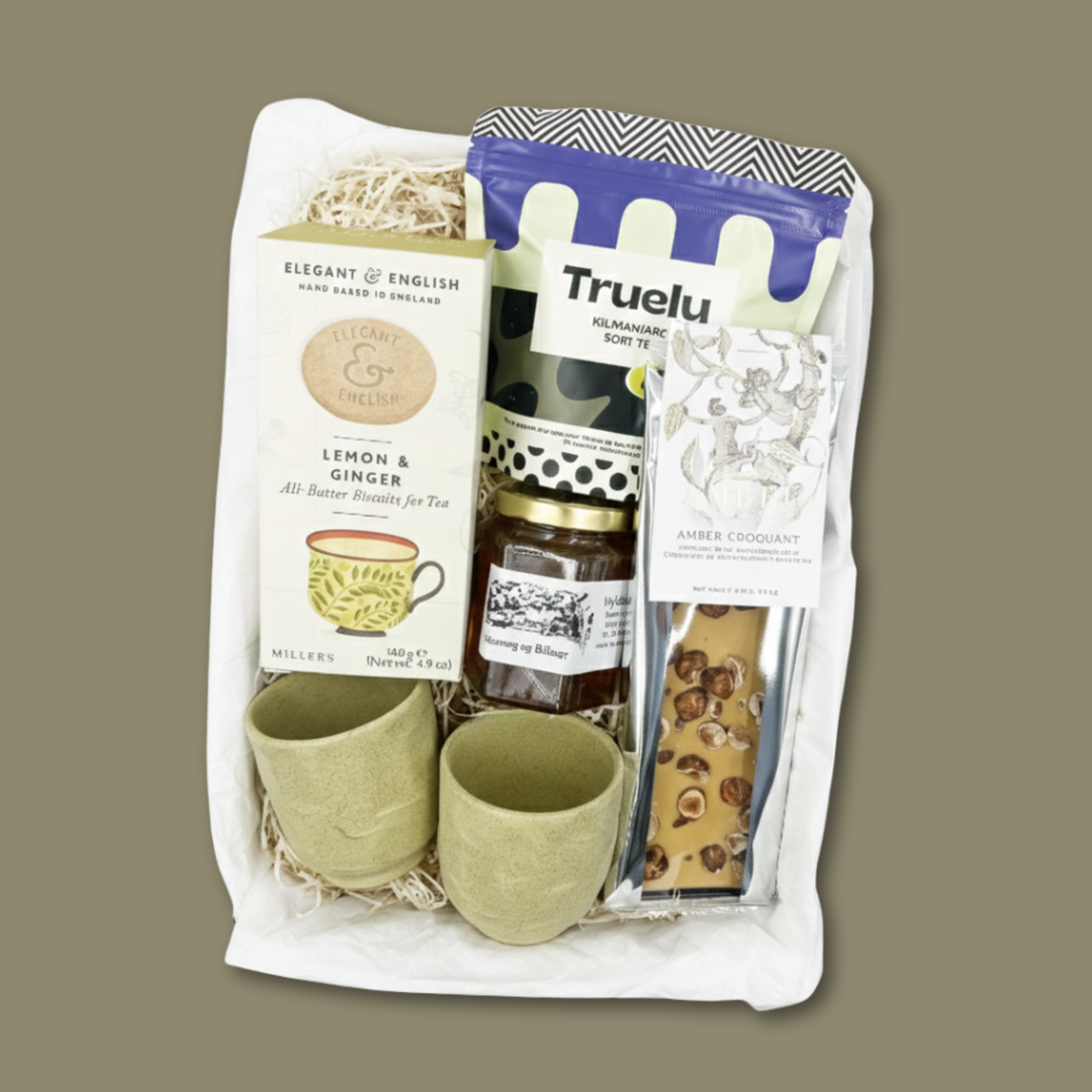 Gavekurv med Søde Sager og Håndlavede Krus