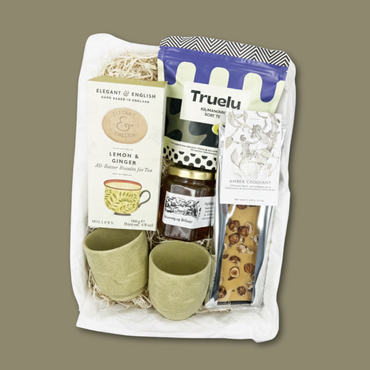 Gavekurv med Søde Sager og Håndlavede Krus