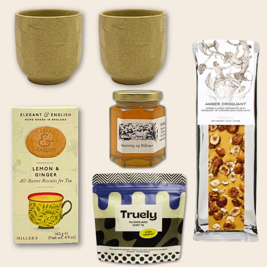 Gavekurv med Søde Sager og Håndlavede Krus