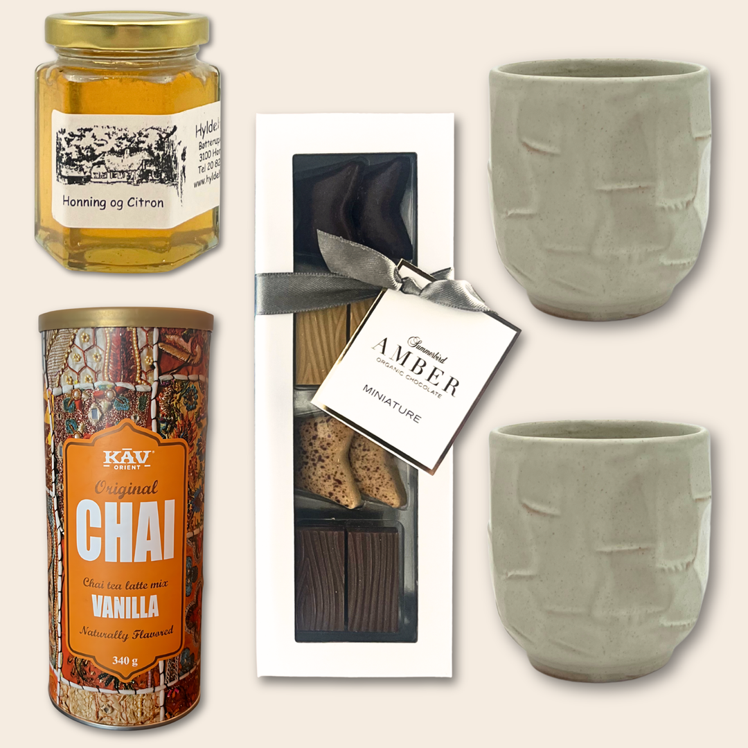 Gavekurv med Søde Sager og Håndlavede Krus