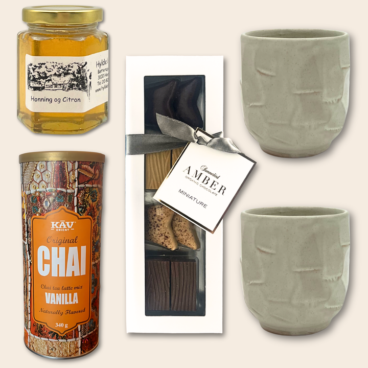 Gavekurv med Søde Sager og Håndlavede Krus