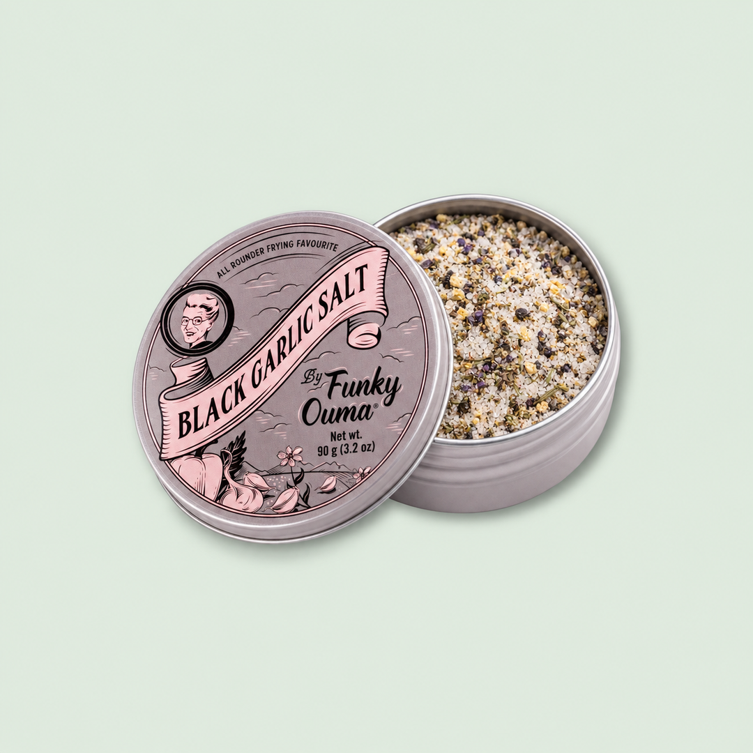 Black Garlic Salt - 90 g på mintgrøn baggrund
