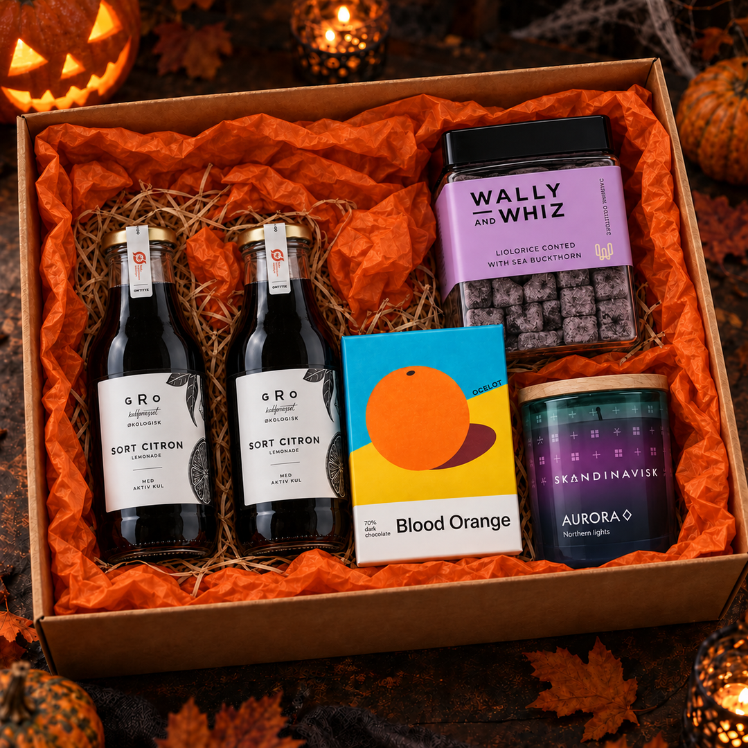 Heksebryg alkoholfri Halloween-gavekasse med to sorte citronlemonader, lakrids, chokolade og duftlys i orange silkepapir