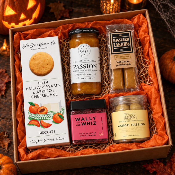 Slik eller Ballade Halloween-gavekasse med lakrids, vingummi, kiks og tropisk frugtkompot i orange silkepapir