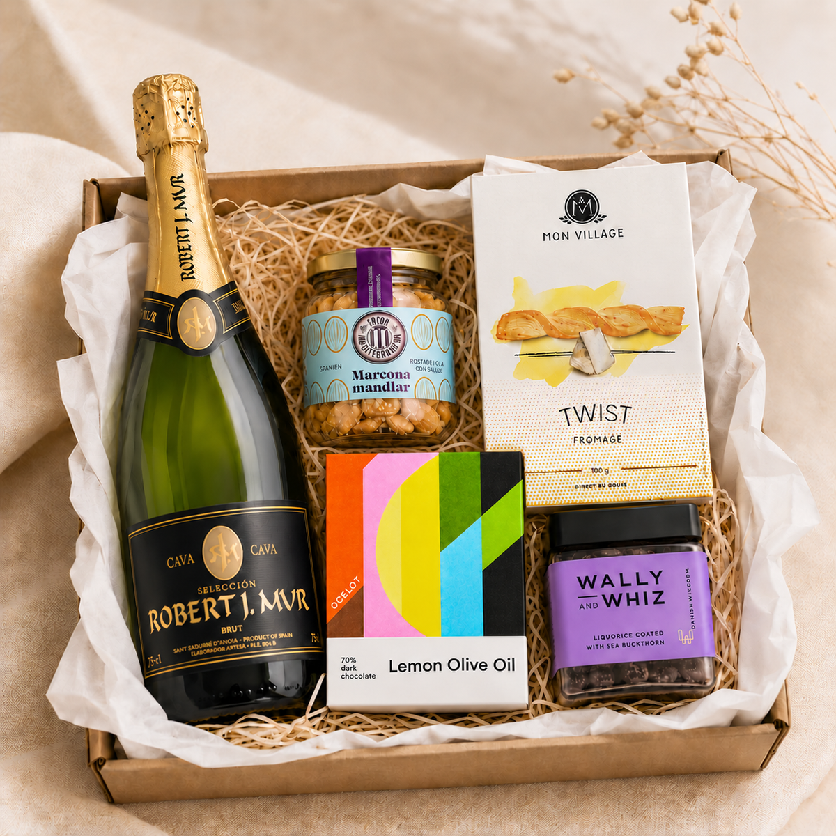 Stort Tillykke gavekurv med cava, marconamandler, ostekiks, Ocelot-chokolade og lakridsvingummi