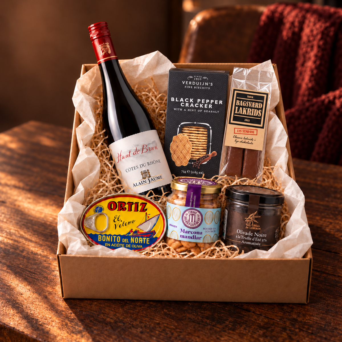 Tapas & Rhône gavekurv med rødvin, tun, tapenade, marconamandler, sort peber crackers og Bagsværd Lakrids Lys Symfoni